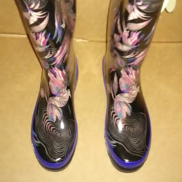 Woman's Sakroots rain boots - Picture 5 of 6